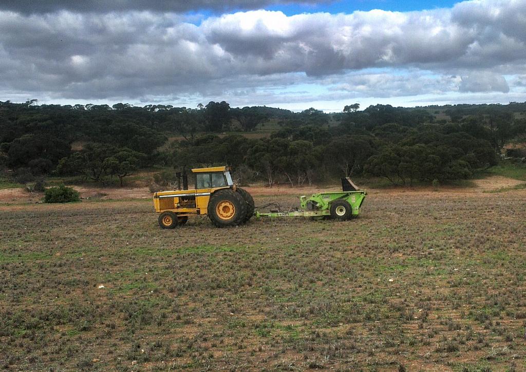 John83Turnbull's tweet photo. After years of retirement the old #chamberlain tractor has never been busier. #schulte #stonepicker. Keeps dad busy. http://t.co/ewTRGMbI6I
