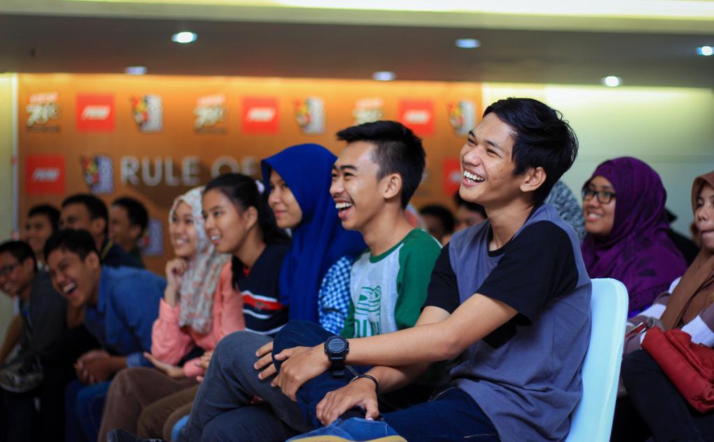 MXTphotograph's tweet photo. Euforia tawa penonton #RuleOfThreeMKS @StandUpIndoMKSR #mxtphotograph http://t.co/0UKOclo0fg
