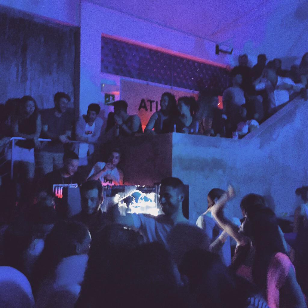 OfficialDouble's tweet photo. @djtayone in CONSOLLE @ CAFFÈ ATLANTICO #BOSS #club #turntable #vynil #casadouble #sunday #hiphop http://t.co/eif9YVzo4z