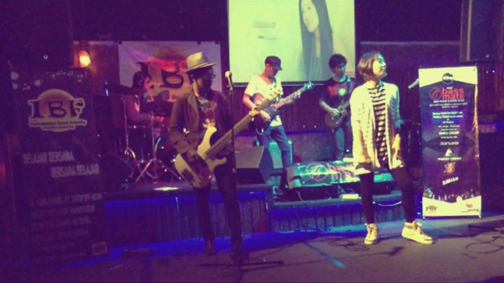 SYLVIA_band's tweet photo. Gd morning ppl
This was taken from latest event at till drop cafe Bandung
@IBF_Bandung @Bassmate
photo by M. Ramdhan http://t.co/IG1yCYDOko