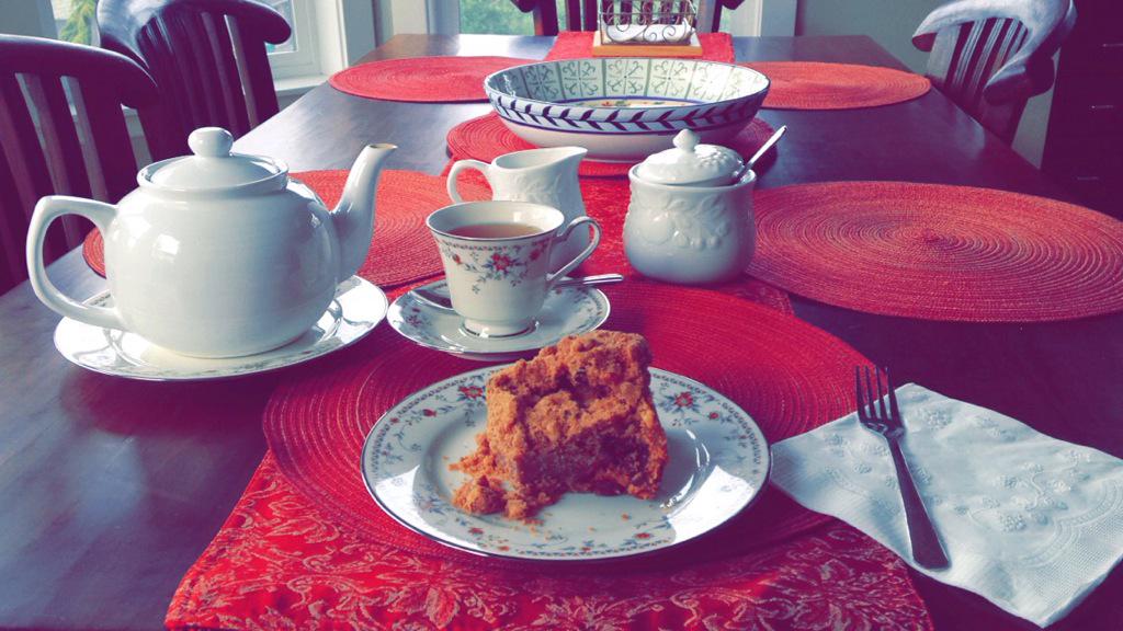 BritanniaTea's tweet photo. Can never go wrong with tea and cake~ http://t.co/yczraIrlxh