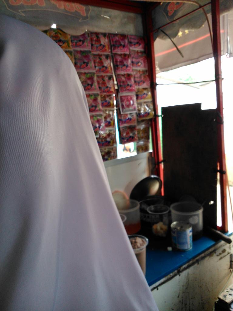 halidaaureliaf's tweet photo. Lagi beli pop ice :D http://t.co/Chz02d0ta8