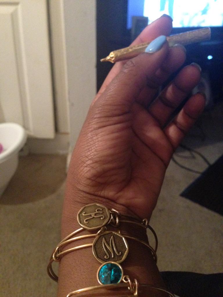 Darealcoolass's tweet photo. Boo said a queen should smoke like a queen on #MothersDay @ShinePapers #Goldashes http://t.co/cHfsyTwMFf