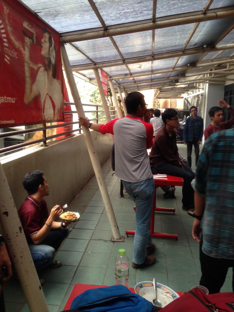 rendih's tweet photo. Kursi di sb kemana bro? @PM_UNPAR http://t.co/zTv1xFPOWe