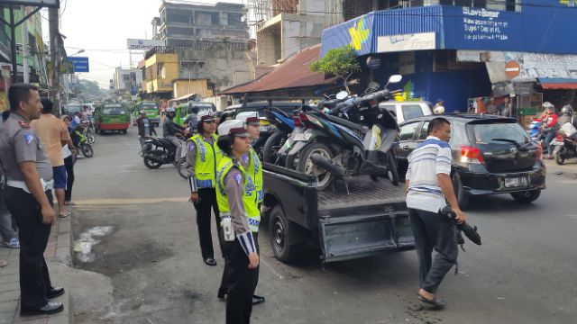 Polrestabogota's tweet photo. FOTO: Petugas sita 4 Sepeda Motor di Simpang Gg. Aut Jl. Siliwangi krn tdk dilengkapi surat-surat kendaraan http://t.co/c2tWpYerdN