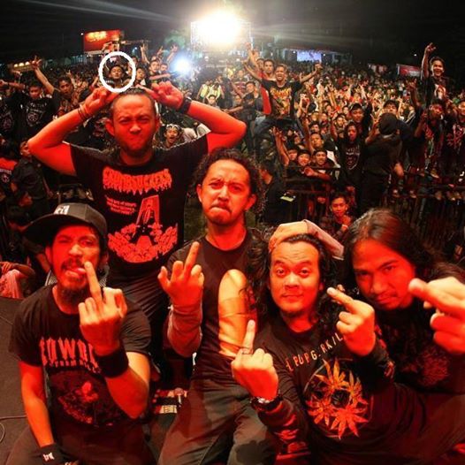 Kemarin pas di <a href="/hellprint/">HELLPRINT FESTIVAL</a> #WestJavaInvasionFestival bareng sama <a href="/burgerkill666/">Dede "Kajit" Sutanzah</a> uka yang ada ditanda warna putih=))