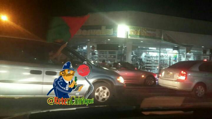RetenChiriqui's tweet photo. #EnEsteMomento gran caravana del triunfo #ChiriquiCampeonMeto en el par Cervantes 🚘 🚗 🚖 🚛 🚙 🚎 #BeisMayor15 http://t.co/3OFunayEaG