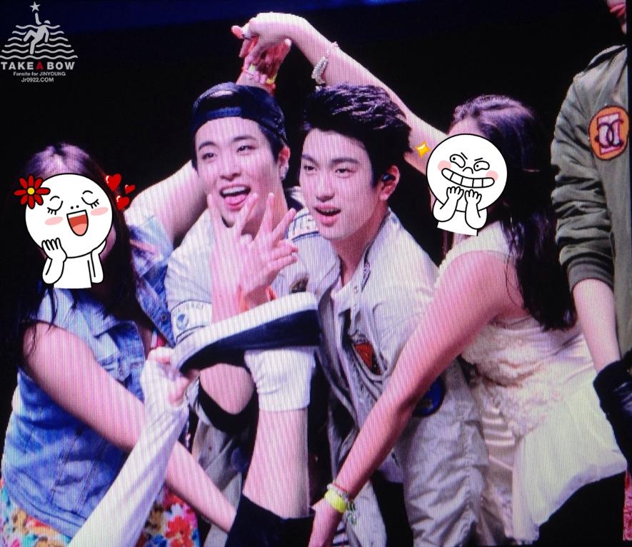 2Jaeland's tweet photo. นั่นร้องเท้าเจบี(?) โอ้ยยยย มาแก้สมการ ภาพนี้กัน ><♡ http://t.co/IegEKFxJ3r
