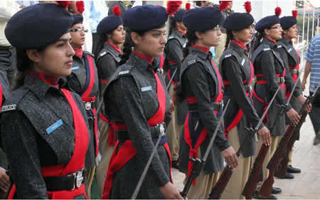 ShahyabShah's tweet photo. Our Daughters In #PakPoliceForce
#Respect them #Salute them
@jazba_junoon @AnonymousFauji http://t.co/4yy2u2O12y