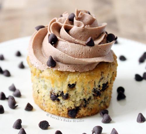 YummyImages's tweet photo. Banana Chocolate Chip Cupcakes with Chocolate Buttercream http://t.co/UgVLkcdlvS