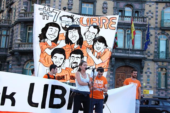 AskeGunea's tweet photo. Ez zaudete bakarrik. Aurrera egin nahi duen herri oso bat duzue zuekin. Muxu haundi bana zazpikote! #7akLibre http://t.co/CFCkUXNtqG