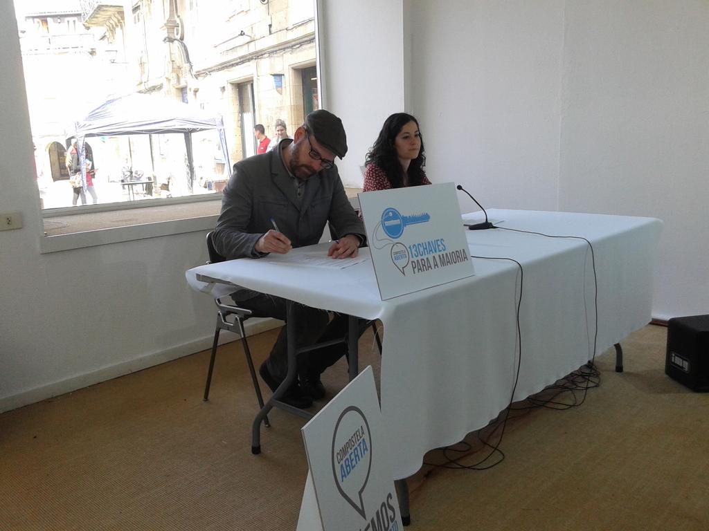 EUCompostela's tweet photo. .@martinhonoriega @maria_rzs presentando os eixos do goberno do bencomún e Democracia Participativa #13Chaves http://t.co/LVfaRfls2d
