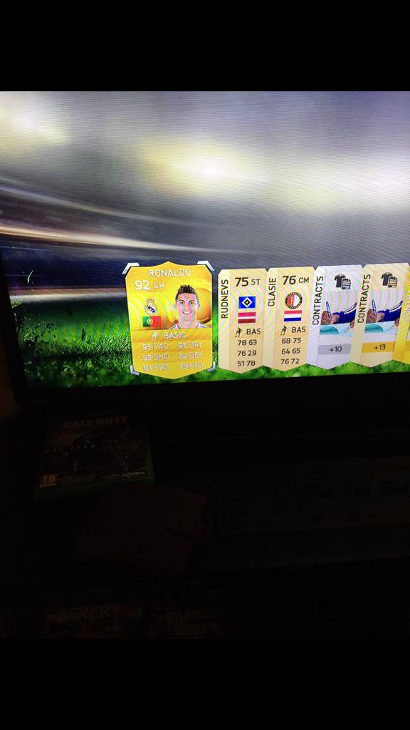 lewishart1874's tweet photo. @fifaninjacom CR7 3 times 😧😧😮 #NinjaPackLuck http://t.co/OzRQq8NDUb