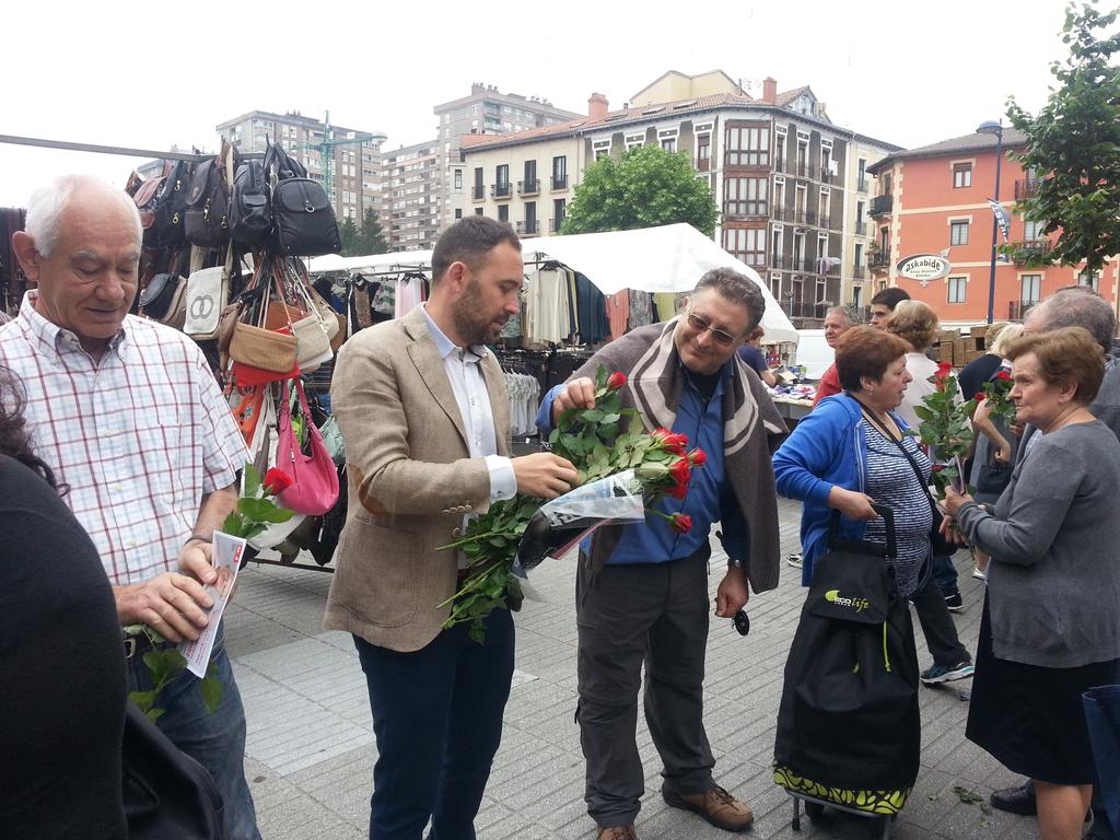 Repartiendo rosas en el mercadillo de Errenteria con @odonelorza2011 @DenisItxaso #JoseAngelRodríguez