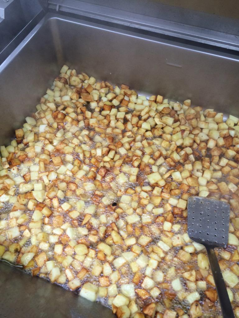 Aardappels bakken bij <a href="/EarlikIte/">Earlik Ite Fryslan</a> <a href="/GreydanusBV/">Greydanus</a> Lekker!