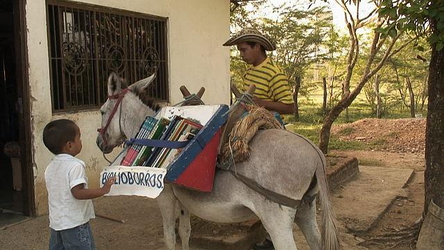 Libroantiguo's tweet photo. The Biblioburro is a traveling library that distributes books from the backs of two donkeys, Colombia.
📷Diana Arias http://t.co/I7gR8EfQtR