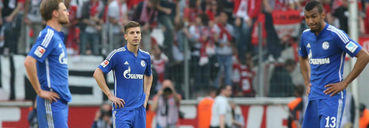 Fanbookz_de's tweet photo. Was ist bei #Schalke los? Chaos as usual!!! #S04 http://t.co/BJpPCUmHkG http://t.co/d5QW94WESQ