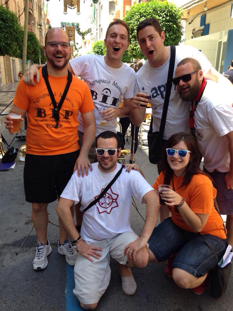 Gran dia de llagrimes tocant amb la BIP als tuareg. Carrer Colon ple a rebentar. Impresionant.