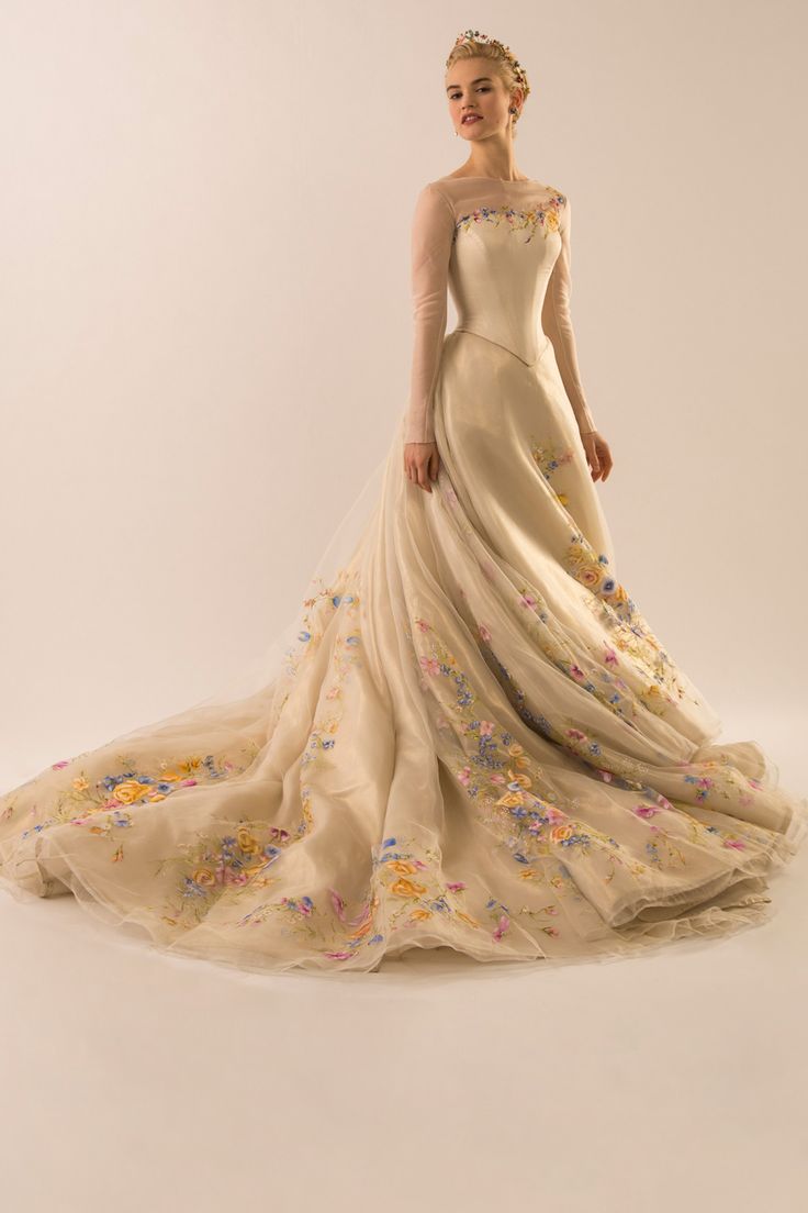 プレ花嫁の為のアイデアサイトmarry 映画シンデレラの結婚式のドレスがクリーム色に小花柄で可愛い Http T Co Aitcjzmpdi