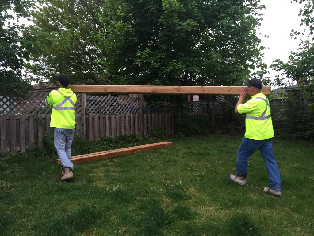 FrankFerragine's tweet photo. Let's get this garden growing #ScottsSimpleSteps #miraclegro #boumeisterlandscaping @BTtoronto @JennValentyne http://t.co/DP5ix58IoF