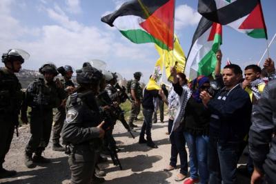 DayQuds's tweet photo. Fears Israel's new coalition government will 'bury' the possibility of a two‑state solution http://t.co/2sNMrmZ1jJ http://t.co/EdT0KrquAU