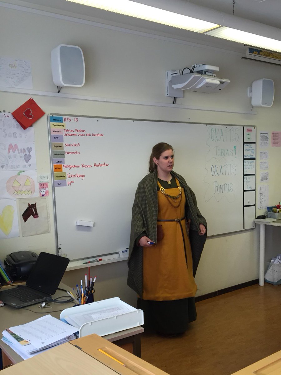 grebokvitter04's tweet photo. Nu på morgonen har vi haft besök av vår slöjdlärare Johanna eftersom hon är expert på vikingatiden. Kläder var temat. http://t.co/mhU3xurZu3
