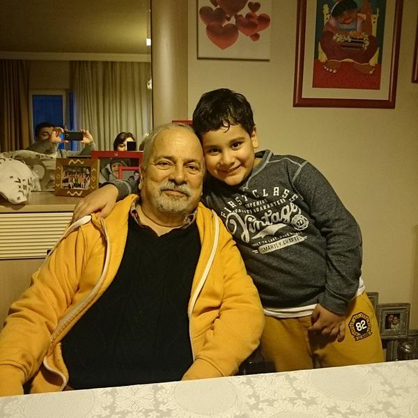 Dede ve torun.. Zeki Alasya 
Büyük Ustayı Rahmetle Anıyoruz.