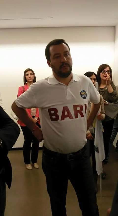 Pinucciosono's tweet photo. Io non me la prendo con Salvini, ma con quelli che al suo arrivo gli hanno regalato questa felpa. http://t.co/zGZM4sbT7X