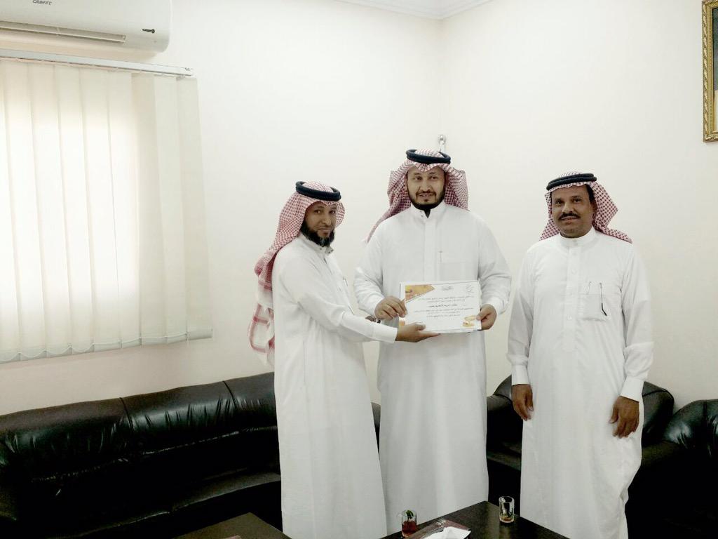 SmanW3sal's tweet photo. المهندس عوده خلف العنزي الرئيس التنفيذي ل #مهرجان_سمن_وعسل_بصوير يكرم مدير مكتب تعليم صوير على مشاركتهم في المهرجان http://t.co/T9IJATPNgq