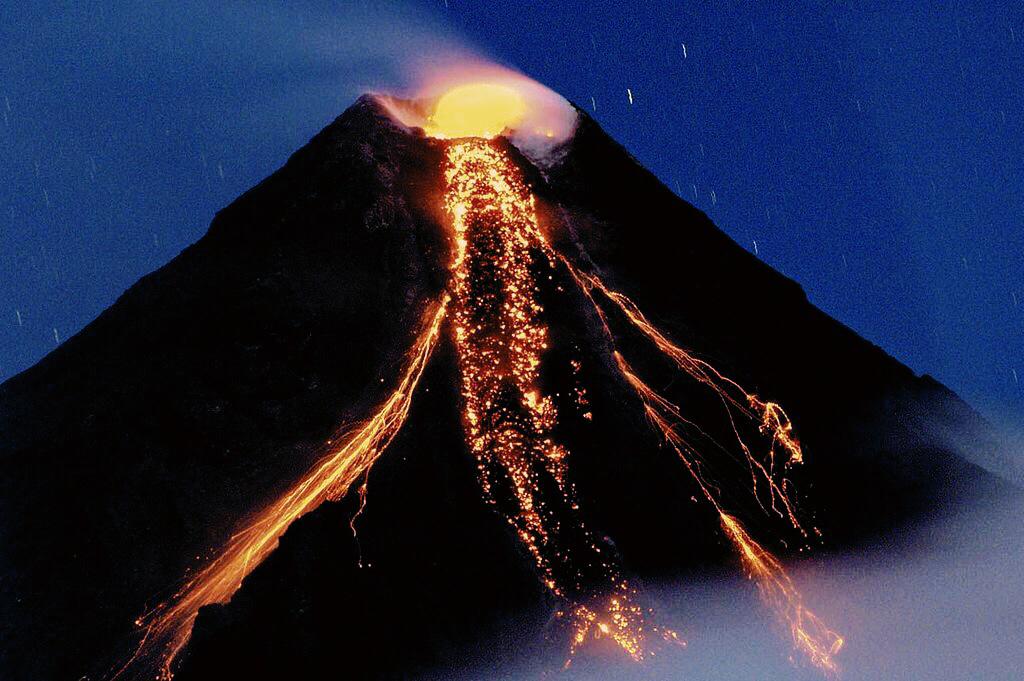 1dasph's tweet photo. mayon volcano eruption on dec. 29, 2009 (http://t.co/BY0sVohG6l) http://t.co/gTEGwXbDdb