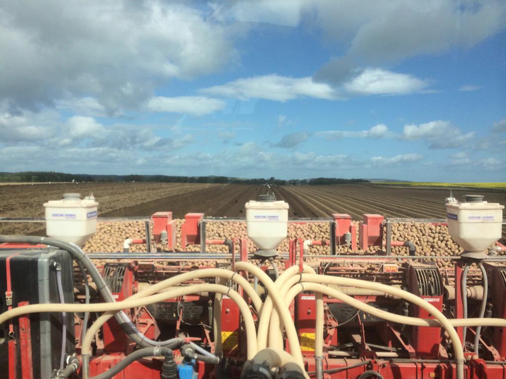 1.13ha a round with the planter. It's gonna be a lonnnnng day. <a href="/GrimmeUK/">GRIMME UK Ltd</a> <a href="/grewfarmpete/">Pete Grewar</a> <a href="/thepotatogirls/">The Potato Girls</a> <a href="/PotatoCouncil/">Potato Council</a>