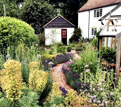 HouzzUK's tweet photo. Learn how to get your garden ready for summer in the Houzz Live Chat, Friday May 15th 3pm! http://t.co/qNOuYelR5K http://t.co/fs6v62smGa