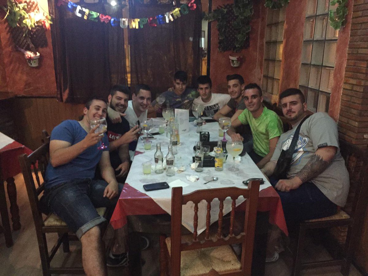 puercas2012's tweet photo. Gran cena de gorrinas!!! #puercas http://t.co/iTChoTNvSR