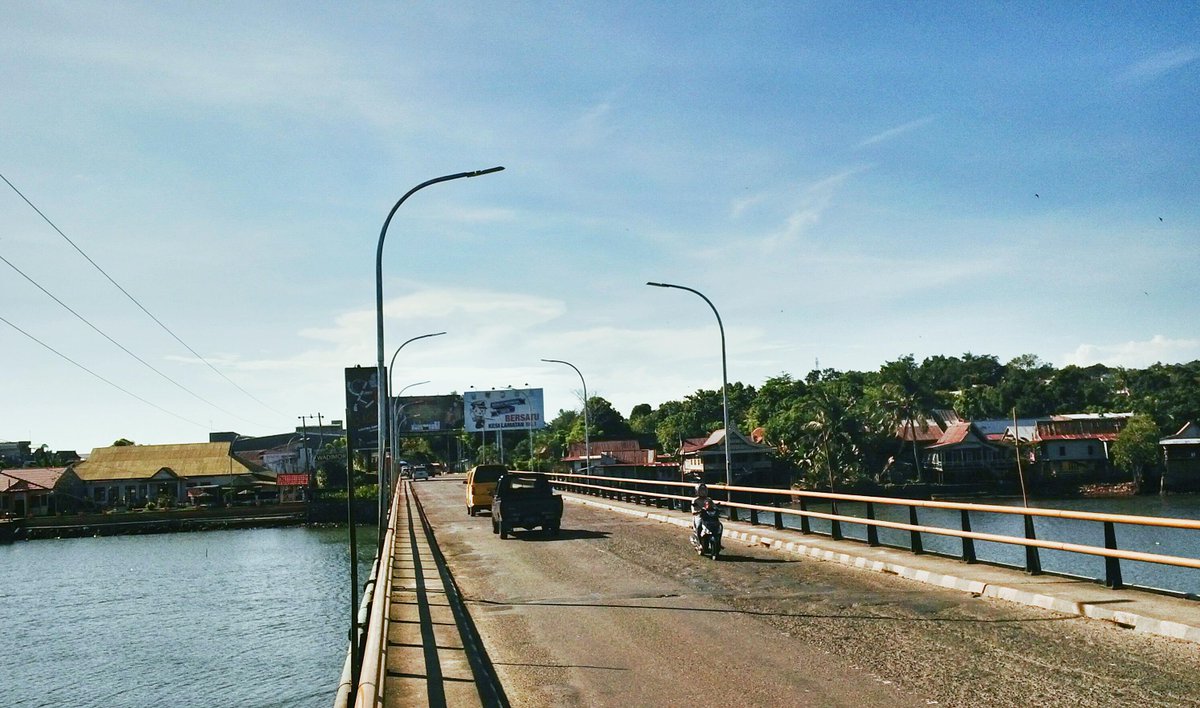 _KotaParepare_'s tweet photo. Jembatan Sumpang Minangae, dibawahnya membentang aliran air kehidupan Salo' Karajae, Jagalah !
#ParepareKotaHabibie http://t.co/z2QgobN49W