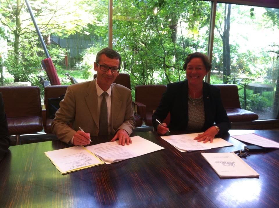 Ville2Wasquehal's tweet photo. Signature de la convention de Rappel à l'ordre à #Wasquehal avec le M. le Procureur #Sécurité #Prévention http://t.co/jL9EMOv7TZ