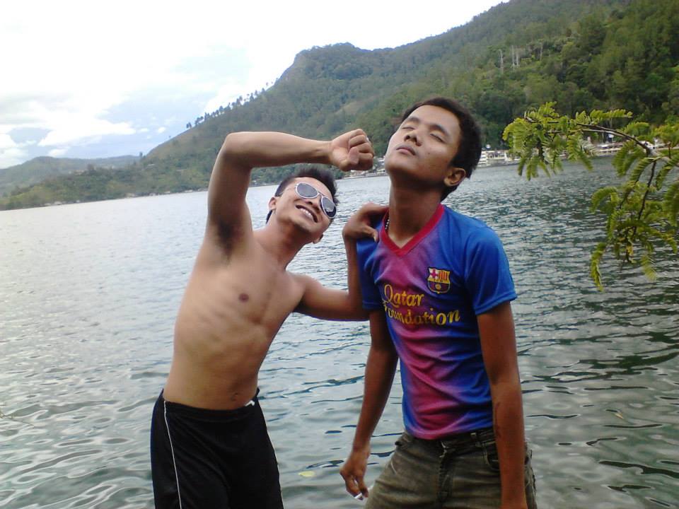 eza_iqbal06's tweet photo. bercanda bersama teman di DANAU TOBA "Sumatra Utara" http://t.co/GHqgVLCvHB