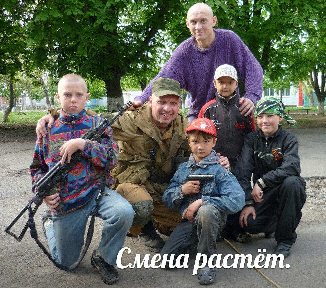 Последствия террористических обстрелов Крымского: все испещрено "подарками" боевиков, поселок словно вымер - Цензор.НЕТ 2965