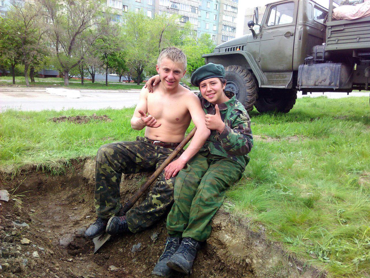 Последствия террористических обстрелов Крымского: все испещрено "подарками" боевиков, поселок словно вымер - Цензор.НЕТ 7392