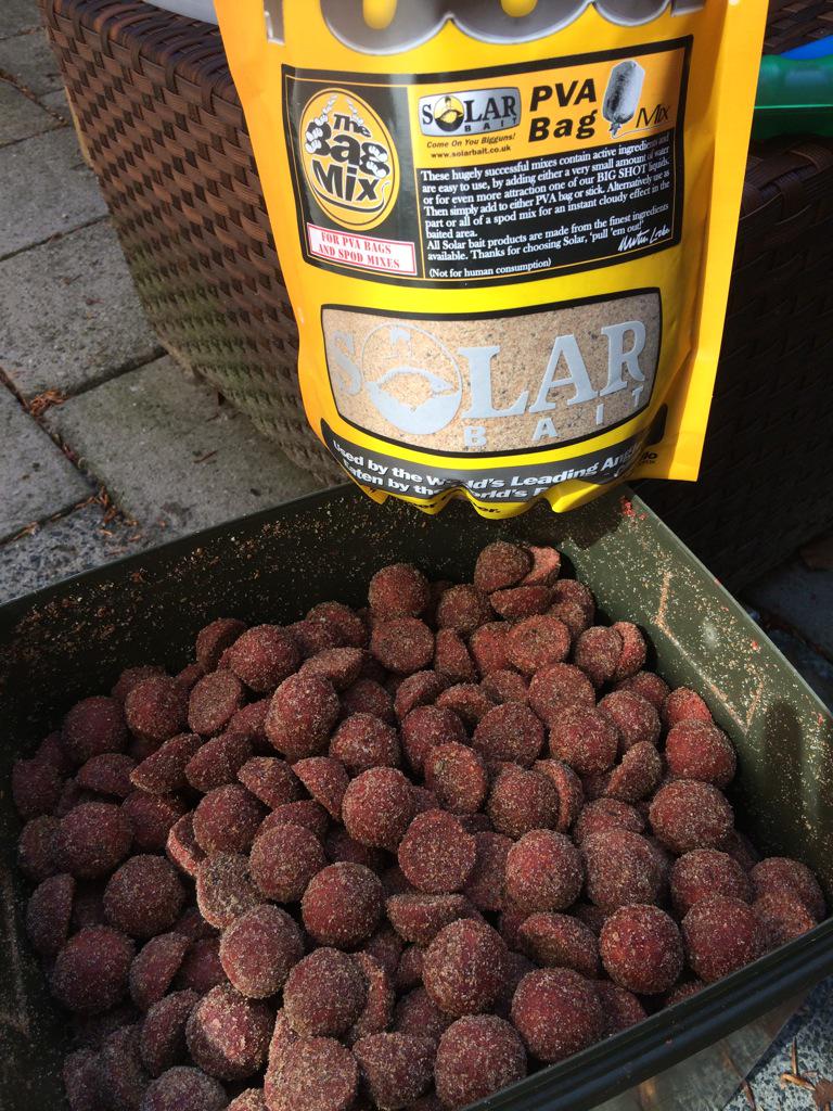Preparing some carp baits. Solar off course. Clubmix E12 with a coating of big shot and the bag mix. #bigcarp