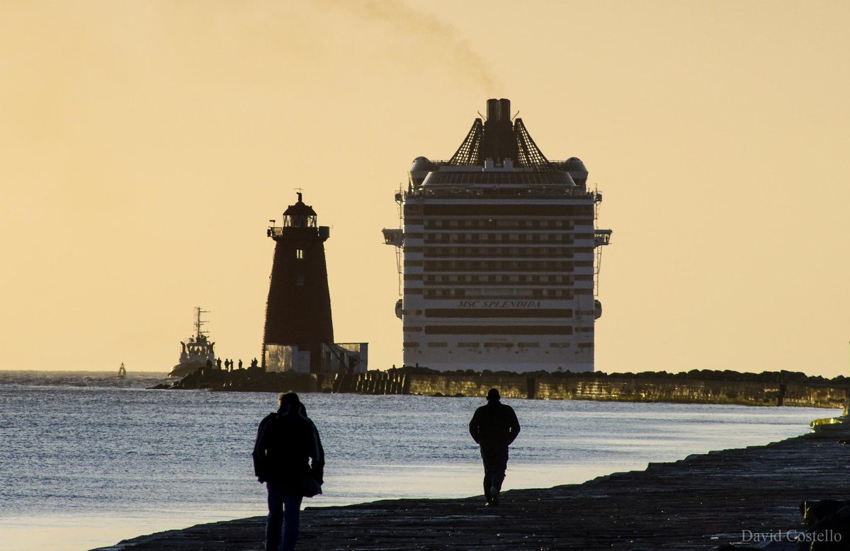 DavidCostelloDC's tweet image. Poolbeg skyline looking a bit strange but splendid this morning ;) #MSCSplendida #Poolbeg #Dublin #Ireland #Liffey