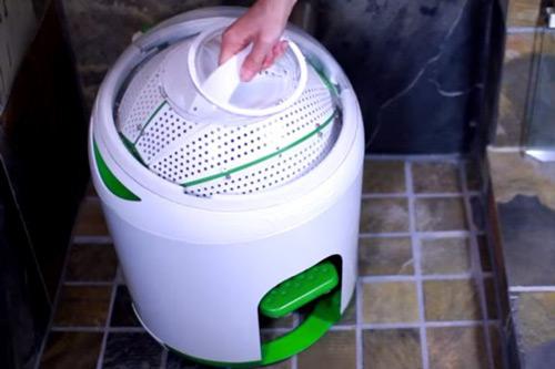 Courantpositif's tweet photo. #Drumi : le lave-linge qui fonctionne (presque) sans #eau ni #électricité http://t.co/Ilch6zjMYe @Pescalune #énergie http://t.co/MFKPD1VtkL