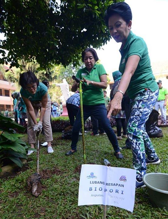 alumnismarpbgr's tweet photo. Alumni RP 70an, giat mengebor lubang Biopori... #alumnismarpbgr #bogor photo by @readyshoots http://t.co/jvjDvixSO8