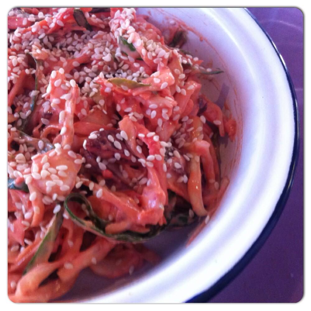 Ensalada de remolacha, col y zanahoria con mostaza y sésamo 😋 #ComidaSaludable #happyfood #Astrid