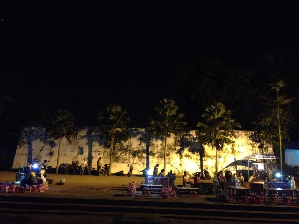 rame pedagang kaki lima jualan (@ Benteng Kuto Besak in Palembang, Sumatera Selatan) swarmapp.com/c/k0sf6RLvReF