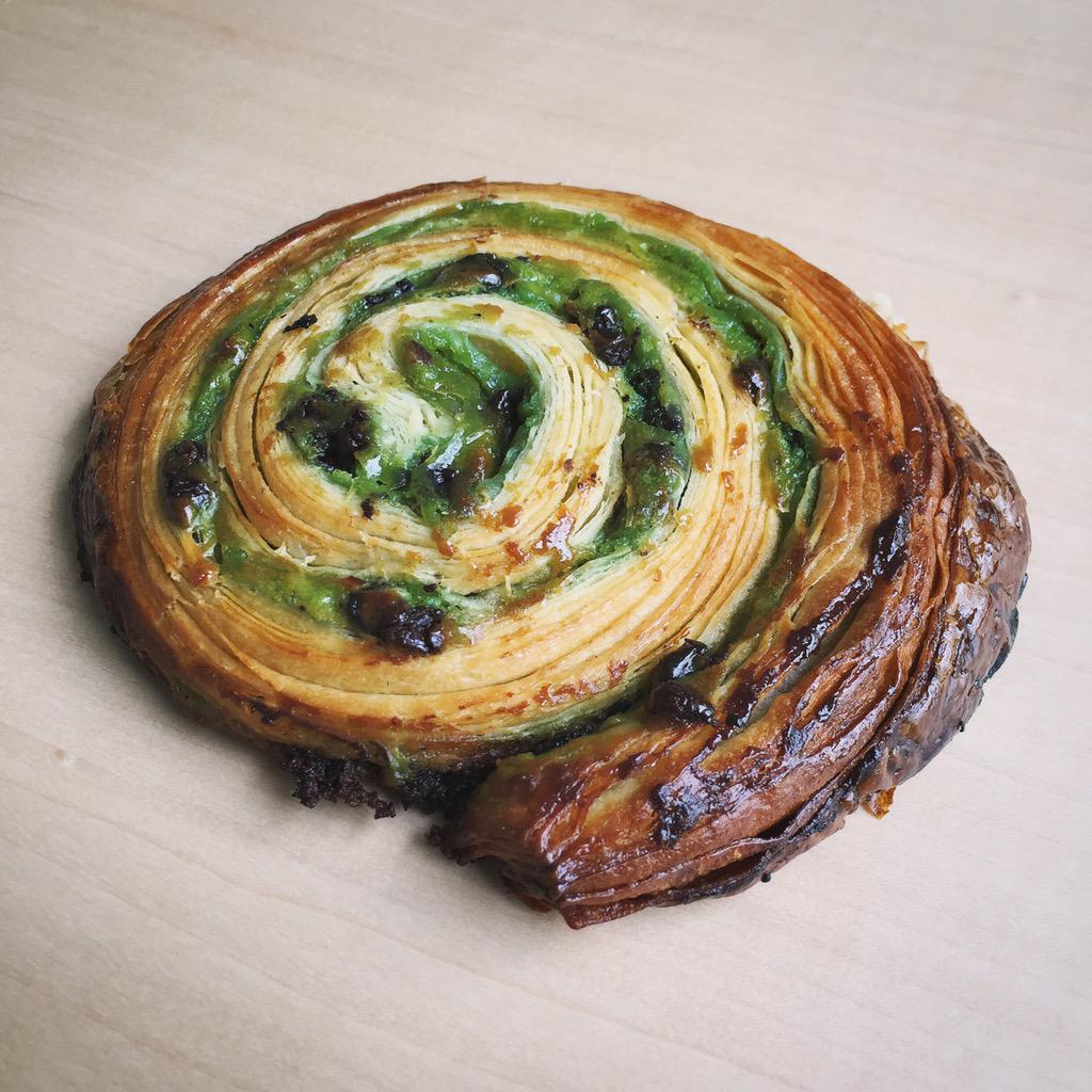L'Escargot Chocolat Pistache, à trouver chez Du Pain et Des Idées 🐌