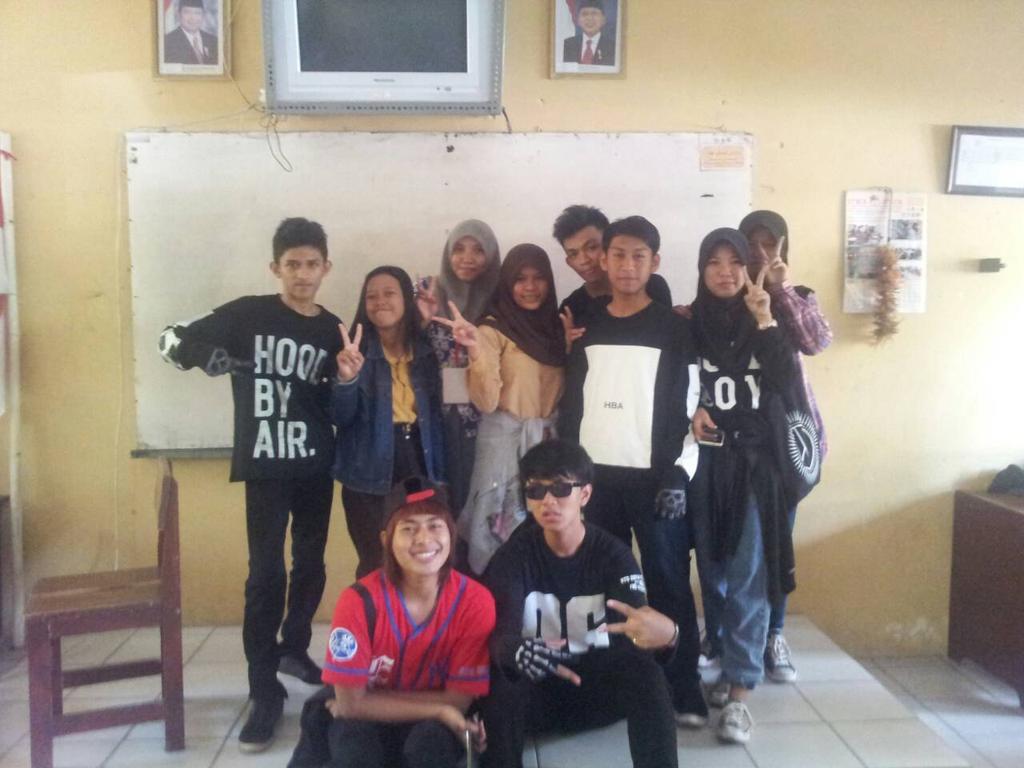 Double_Wings_DC's tweet photo. At BackStage
Before perform nih 
Latepost banget ya
2 Mei 2015 
At SMK Negeri 3 Balikpapan http://t.co/DKnKjsMVWM