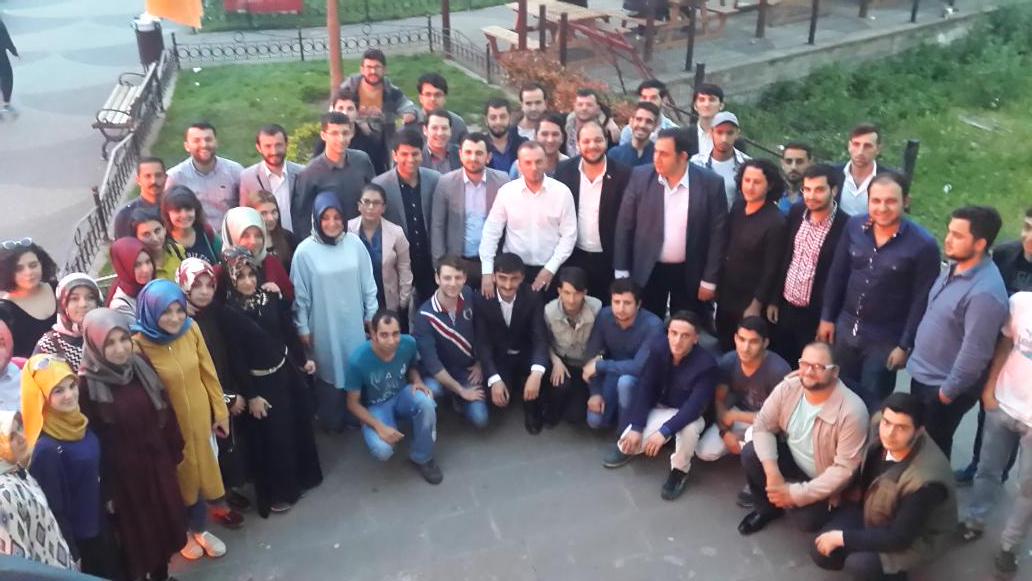 Eski il başkanımız <a href="/erkankandemir/">Erkan Kandemir</a> vekilimizle gerçekleştirdiğimiz çay sohbeti sonrası  @AKGENCFATIH in aile pozu :)