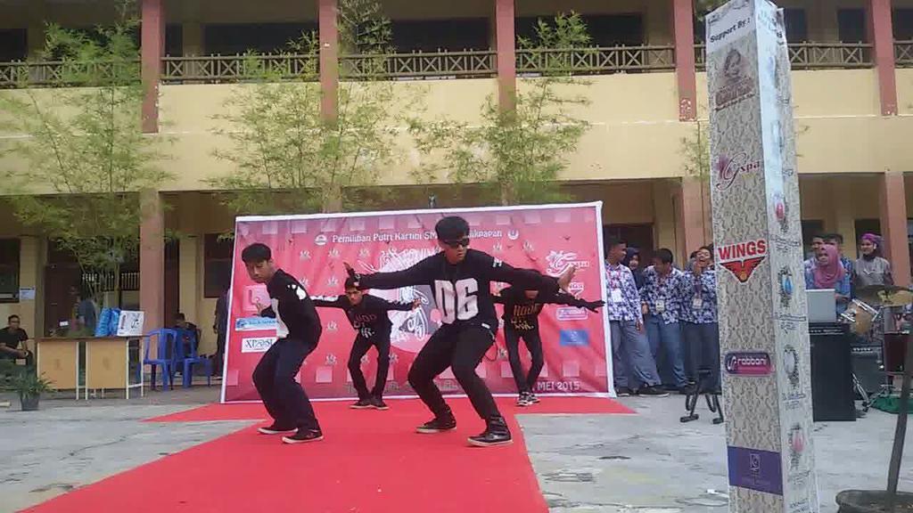 Double_Wings_DC's tweet photo. [150502]
Dynamic Boyz

Nahh ini Capturean pas perform
Walaupun cuman perform ber-4 doang
Tapi petcahhhhh bgt 👏👏👏👏👏👏👏 http://t.co/YWAlqrtV2x