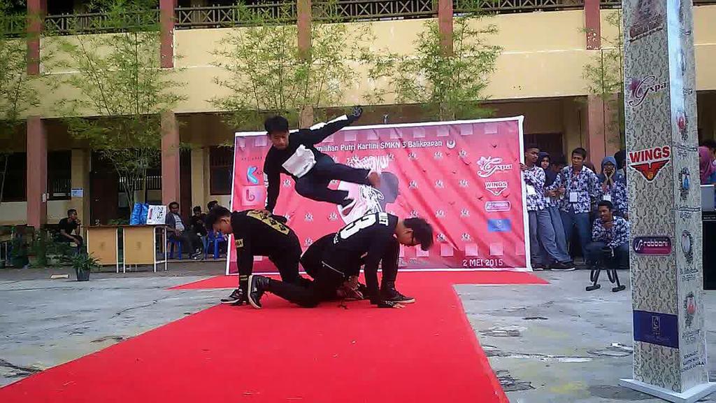 Double_Wings_DC's tweet photo. [150502]
Dynamic Boyz

Nahh ini Capturean pas perform
Walaupun cuman perform ber-4 doang
Tapi petcahhhhh bgt 👏👏👏👏👏👏👏 http://t.co/YWAlqrtV2x