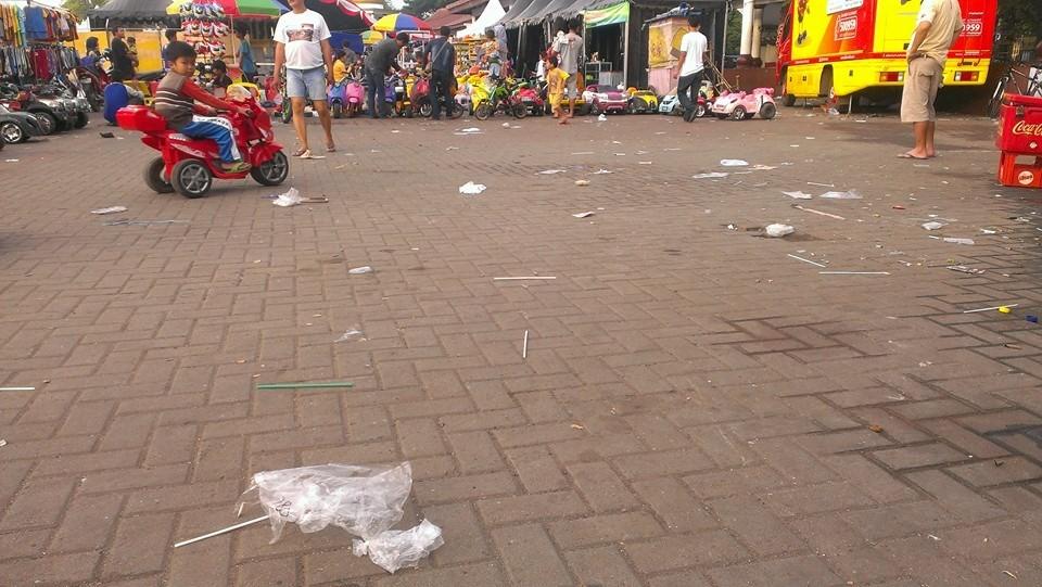 ObrolanPenting's tweet photo. Kalo ngeliat Alun-Alun Kota-nya kayak gini, gimana perasaan temen-temen? | Saya sih sedih :''' #Ngobrol http://t.co/W0LHTijBHh